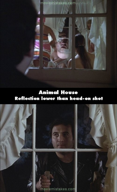 Phim Animal House, khi Bluto nhìn qua cửa sổ phòng ngủ của các cô gái, cảnh quay từ đằng sau, vai anh cao hơn bậu cửa sổ một chút. Nhưng từ trong nhìn ra, vai anh cao hơn bậu cửa rất nhiều